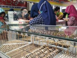Butuh Biaya Sekolah, Emak-emak Rela Jual Emas