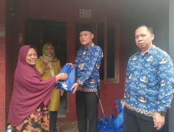 Lurah Pondok Betung Berikan Bantuan Sembako Warga Terdampak Banjir