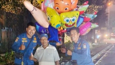 Balon Pedagang Lepas dan Nyangkut di Pohon, Damkar Beri Bantuan