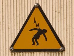 Remaja Tewas Tersetrum Saat Banjir di Tangerang